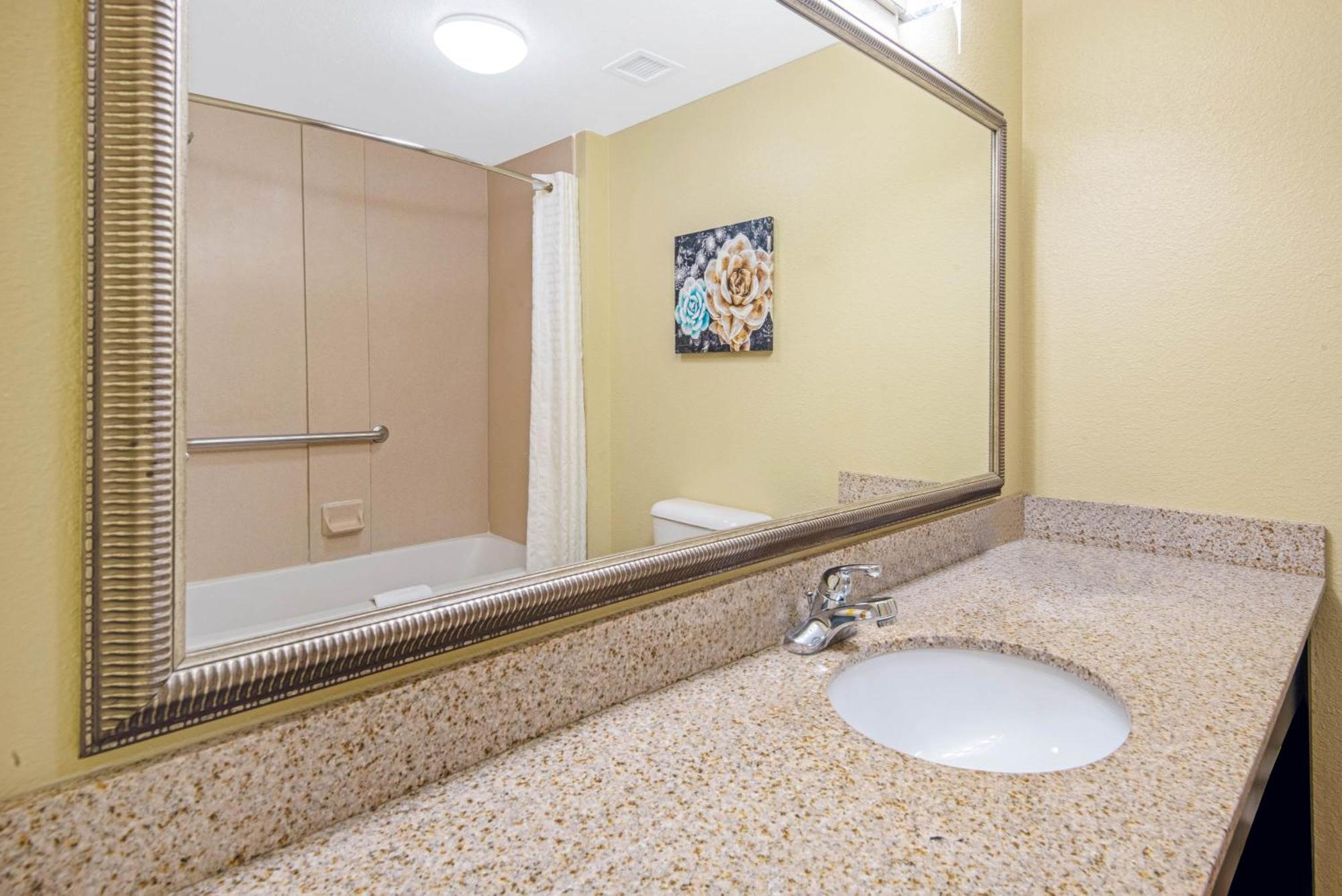 La Quinta By Wyndham / Sill Lawton
